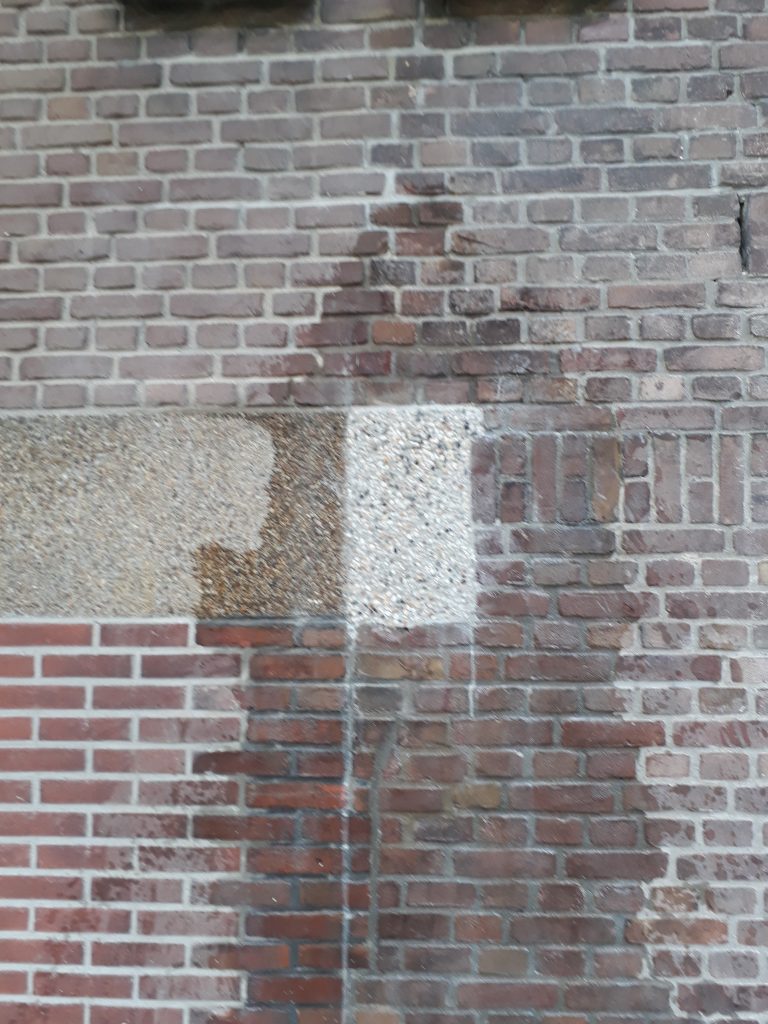 Betonschade aan een latei esthetisch herstellen.