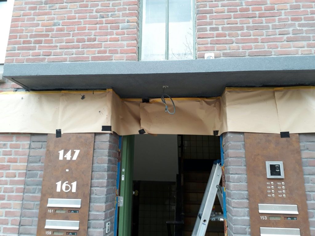 Betonreparatie en Flakestrap afwerking aan betonluifels.