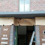 Betonreparatie en Flakestrap afwerking aan betonluifels.