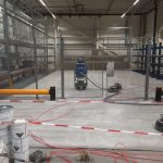 Antislip en mechanisch belastbare vloer voor een accu laad- en losplaats