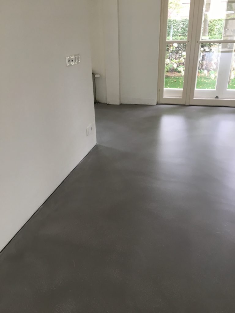 Cementtgebonden betonlook gietvloer geplaatst in een woonhuis