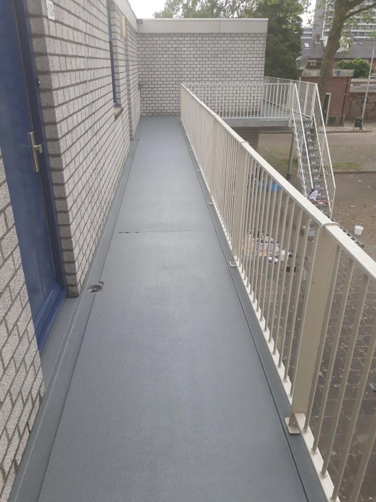 Betonherstel en antislip coating voor veilige galerijen van een woningcomplex