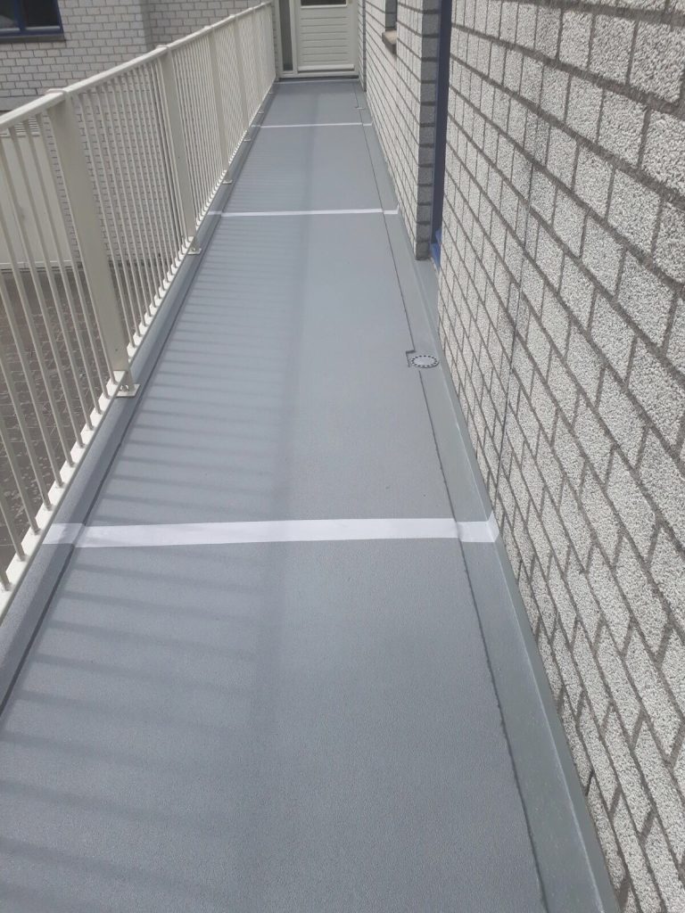 Betonherstel en antislip coating voor veilige galerijen van een woningcomplex