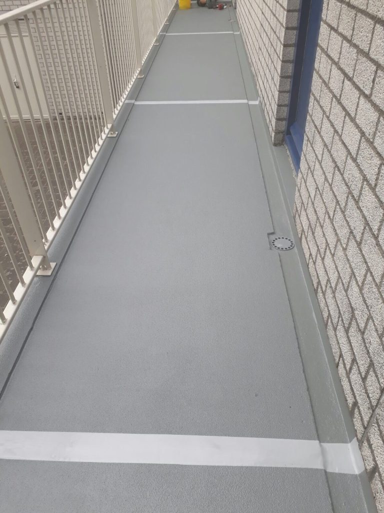 Betonherstel en antislip coating voor veilige galerijen van een woningcomplex