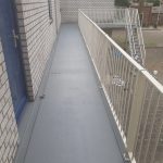 Betonherstel en antislip coating voor veilige galerijen van een woningcomplex