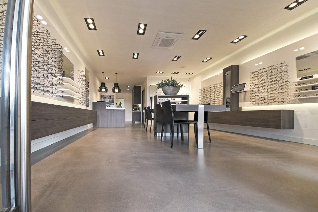 Cementgebonden betonlook gietvloer voor een professionele uitstraling van een winkel