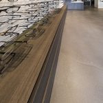 Cementgebonden betonlook gietvloer voor een professionele uitstraling van een winkel