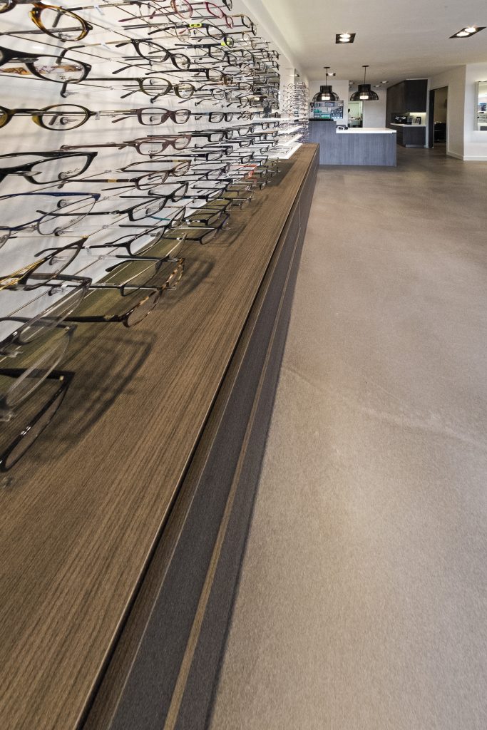 Cementgebonden betonlook gietvloer voor een professionele uitstraling van een winkel