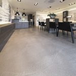 Cementgebonden betonlook gietvloer voor een professionele uitstraling van een winkel