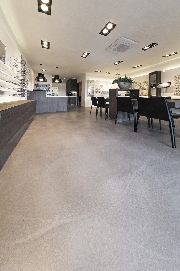 Cementgebonden betonlook gietvloer voor een professionele uitstraling van een winkel