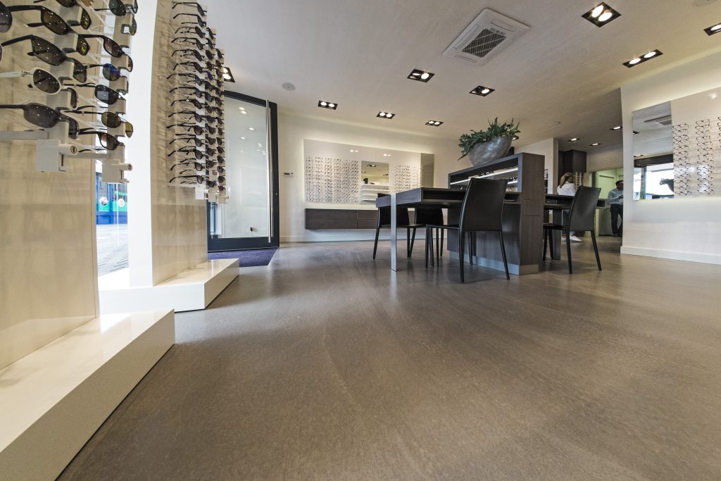 Cementgebonden betonlook gietvloer voor een professionele uitstraling van een winkel