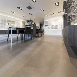 Cementgebonden betonlook gietvloer voor een professionele uitstraling van een winkel