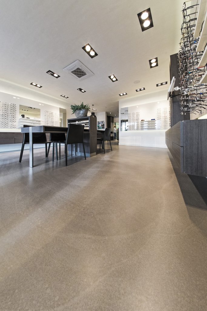 Cementgebonden betonlook gietvloer voor een professionele uitstraling van een winkel