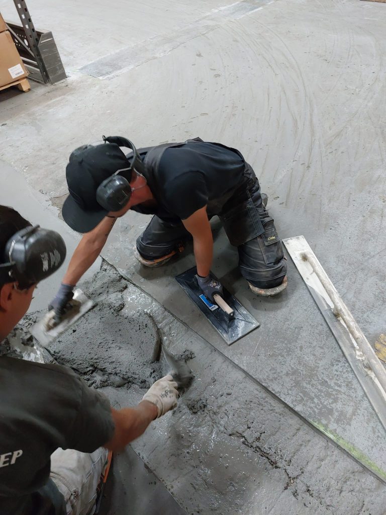 Herstelwerkzaamheden aan een betonvloer