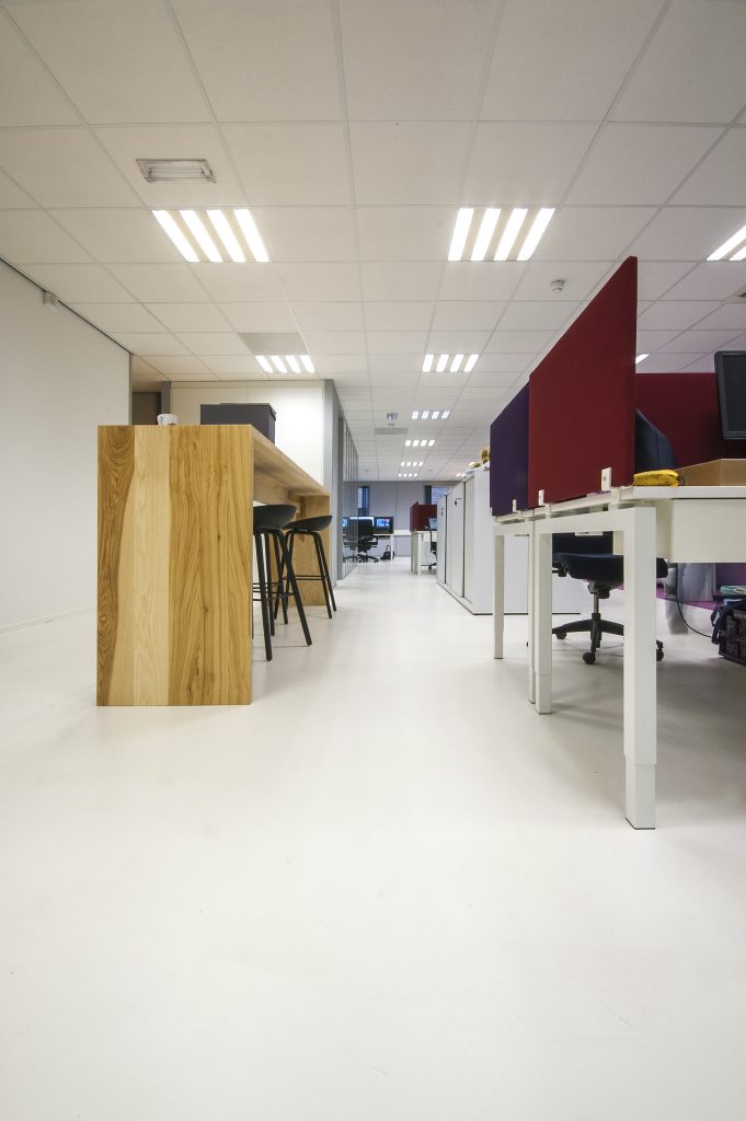 Decoratieve en naadloze vloerafwerking kantoor